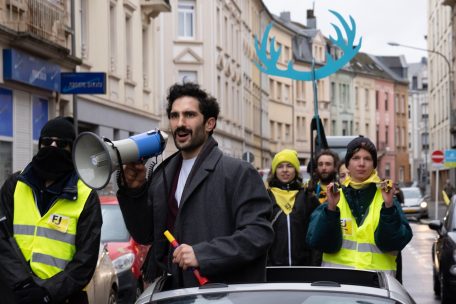 Das Kunstkollektiv „Richtung22“ bei seiner „Invasion“ von Esch2022