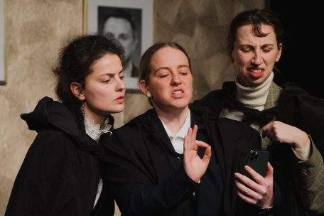 Interview / Das Kunstkollektiv „Richtung22“ über Kunstaktionen, Kritik und politisches Theater