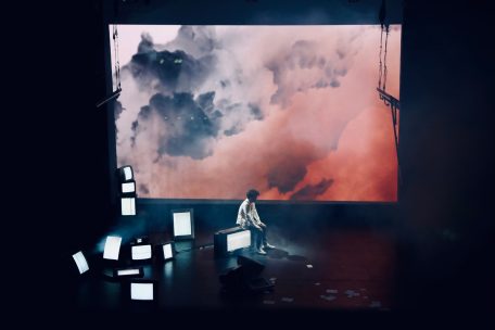 Plusieurs niveaux technologiques cohabitent sur scène, pour mieux tromper la chronologie