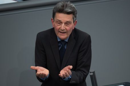 ARCHIV - 14.03.2024, Berlin: Rolf Mützenich, Fraktionsvorsitzender der SPD, spricht während der 157. Sitzung des Bundestages. Die Thema der Debatte ist die Unterstützung für die Ukraine. (zu dpa: «Trotz Kanzler-Absage an Taurus für Ukraine geht Debatte weiter») Foto: Jonathan Penschek/dpa +++ dpa-Bildfunk +++