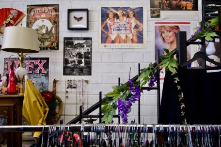 Die Wände sind bis unter die Decke liebevoll mit Kunst und Krimskrams dekoriert