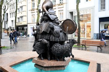 Luxemburg / Comeback „um roude Pëtz“: Hämmelsmarsch-Skulptur ist zurück in der Oberstadt