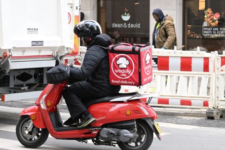 Direktive / Mehr Rechte für über 2.000 Plattform-Mitarbeiter: EU sagt Scheinselbstständigkeit den Kampf an