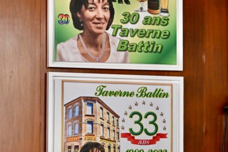 An der Wand hängen Erinnerungen an die letzten Jubiläen