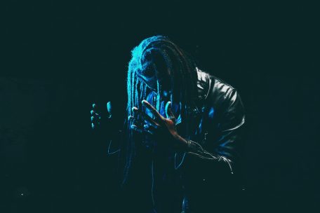 Moussa-Abou-G, originaire de Dakar, chante en wolof