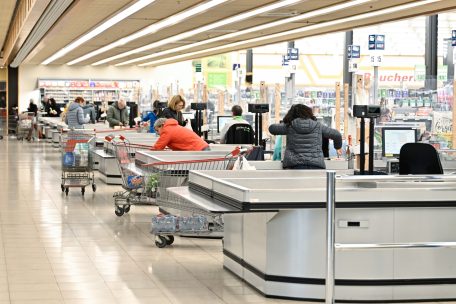 In vielen Geschäften wird laut deren Pressestellen Wert darauf gelegt, die Kundschaft beim Bezahlen nicht zu hetzen