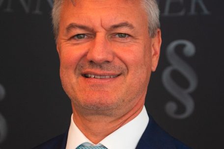 Stephan Wonnebauer ist Rechtsanwalt in Deutschland und Luxemburg mit dem Spezialgebiet Steuerrecht und Steuerberatung. Er betreut Mandanten in Kanzleien in Wasserbillig, Stadtbredimus und Trier.