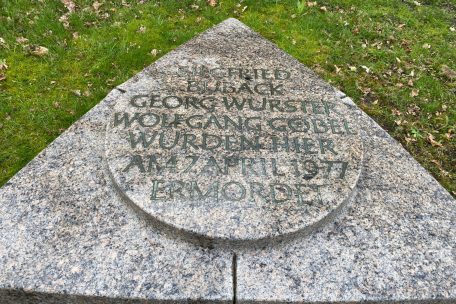 Am Tatort: Gedenkstein für den am 7. April 1977 ermordeten Generalbundesanwalt Siegfried Buback und seine ebenfalls getöteten Begleiter