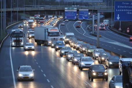 Verkehr am Gaspericher Kreuz: Bei Wind und Wetter ins Büro reiten