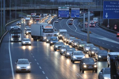 Verkehr am Gaspericher Kreuz: Bei Wind und Wetter ins Büro reiten