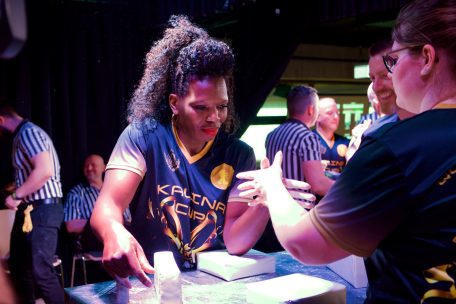 Armdrücken ist nicht nur etwas für Männer, das Image der Sportart hat sich verändert