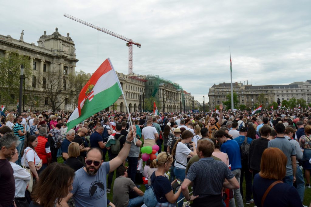 Ungarn / Größter Protest gegen Orban seit Jahren: Fidesz-Whistleblower sorgt für Unruhe