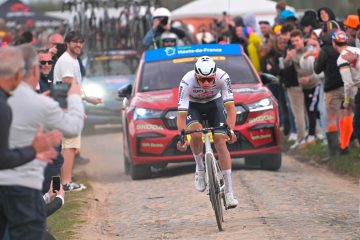 Radsport / Van der Poel überragt:  Niederländer gewinnt Paris-Roubaix nach 60-Kilometer-Solo 