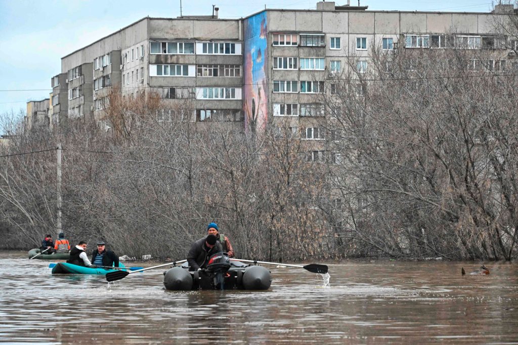 Russland / Nach dem Dammbruch am Ural wollen die Menschen in Orsk Antworten