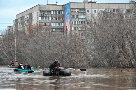 Russland / Nach dem Dammbruch am Ural wollen die Menschen in Orsk Antworten