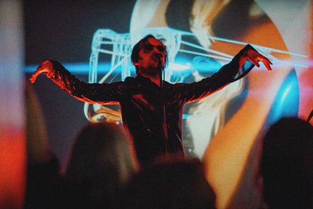 Arty / Filip Markiewicz, artiste caméléon: Le monde est pop