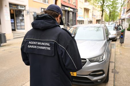 Ohne Behindertenausweis auf einem Behindertenparkplatz: Dieser Fahrer erhält einen Strafzettel