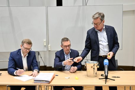 Luxemburger Wahlfeen: Paul Scheiden, Georges Bigelbach, Pierre Calmes und ein Champagnerkühler als Lostopf (v.l.)