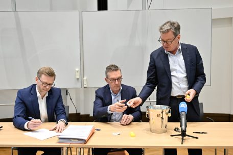 Luxemburger Wahlfeen: Paul Scheiden, Georges Bigelbach, Pierre Calmes und ein Champagnerk&uuml;hler als Lostopf (v.l.)
