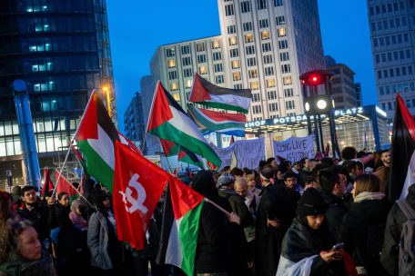 Demonstration „Global South Resists“ (Der globale Süden leistet Widerstand) auf dem Potsdamer Platz in Berlin am 2. März