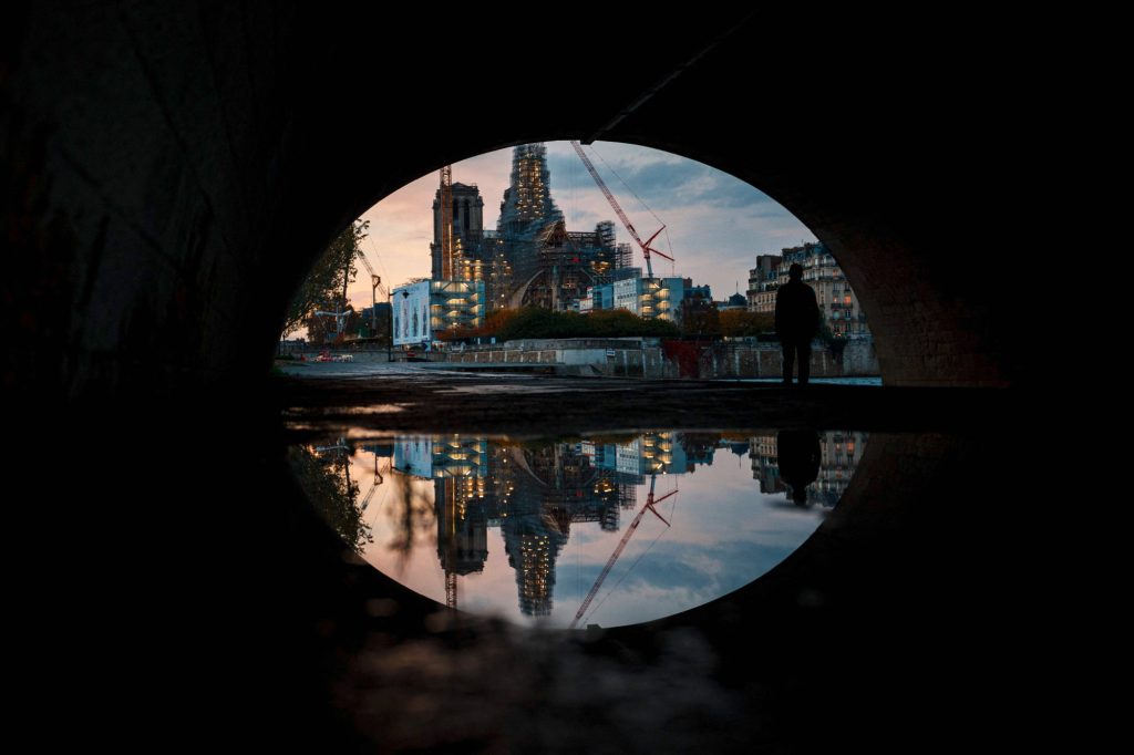 Fünf Jahre nach Brand / Pariser Kathedrale Notre-Dame bekommt zeitgenössische Fenster und soll am 8. Dezember wieder eröffnen