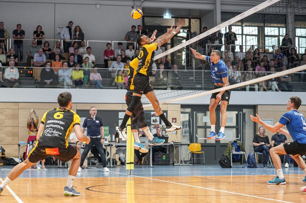 Volleyball / Erstes Finalspiel der Herren: Bartringen bricht am Ende ein