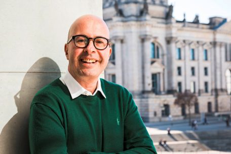 Politkrimi / Ehemaliger Verkehrsminister als Romanfigur?