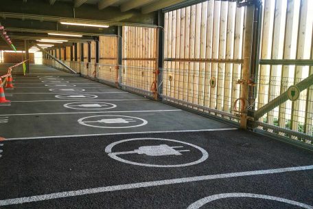 Zehn Stellplätze sind für Elektrofahrzeuge reserviert