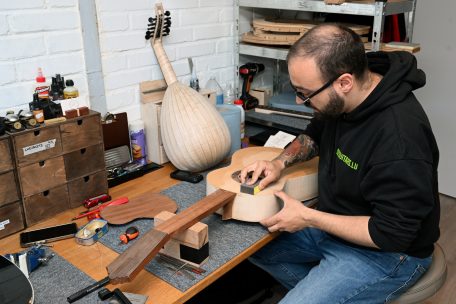 Holzvielfalt: Der Hals dieser zukünftigen Flamenco-Gitarre ist aus Mahagoni. Des Weiteren kommen Fichte, Esche und Wenge zum Einsatz.