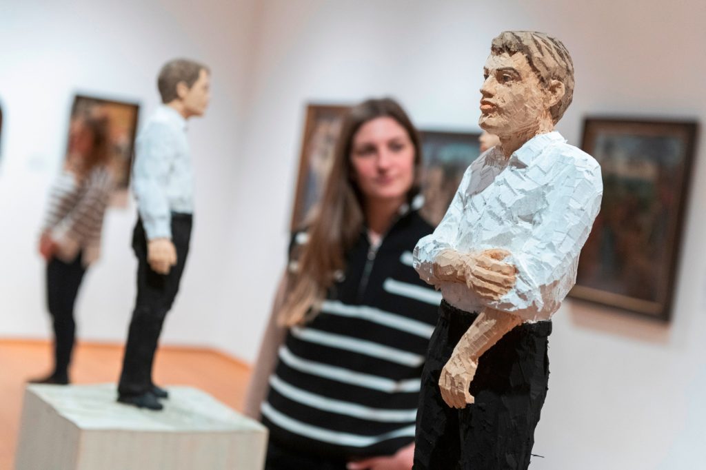 Kunstecke / Stephan Balkenhol tritt mit Holzfiguren gegen die alten Meister an