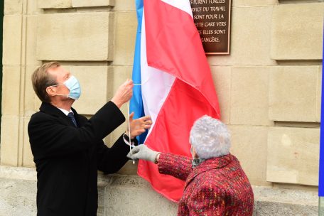 18. Oktober 2020: Marie Ginter-Bonichaux und Großherzog Henri enthüllen am hauptstädtischen Bahnhof die Gedenktafel für die im Zweiten Weltkrieg zwangsrekrutierten Luxemburger Mädchen