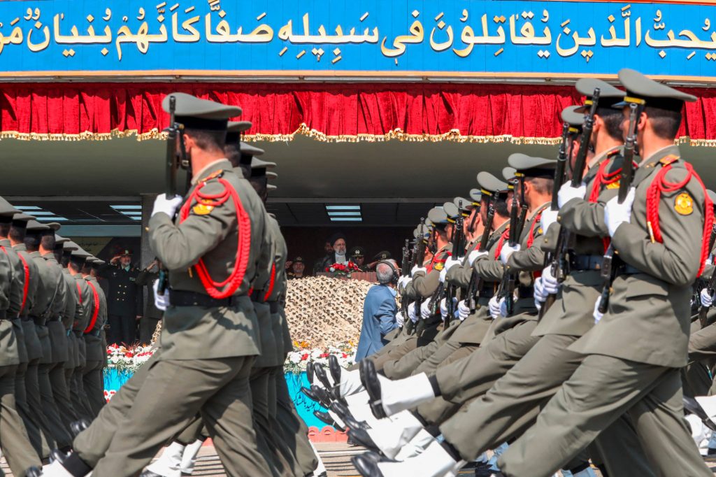 Teheran  / Irans Führung feiert Angriff auf Israel bei jährlicher Militärparade als „Erfolg“