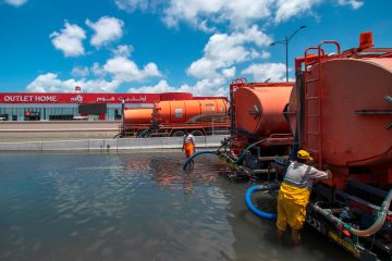 Nach Hochwasser / Starkregen legt Flughafen und Autoverkehr in Dubai lahm
