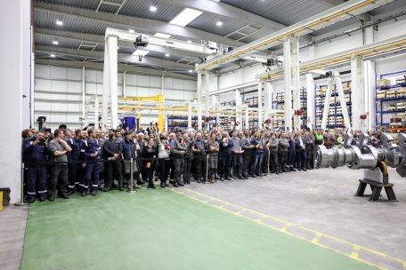 Fähnchen schwenkend nahm die Belegschaft den hohen Besuch in Empfang