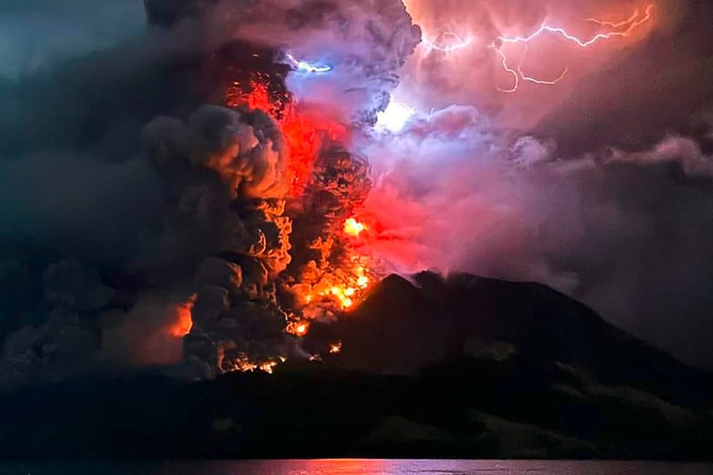Spektakuläre Bilder / Tausende werden nach Vulkanausbrüchen in Indonesien evakuiert