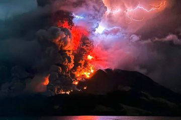Spektakuläre Bilder / Tausende werden nach Vulkanausbrüchen in Indonesien evakuiert