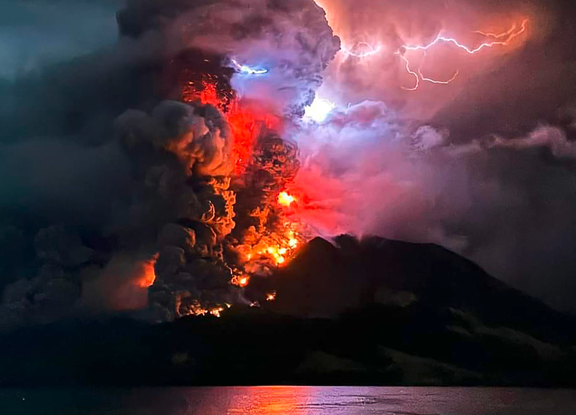 Spektakuläre Bilder / Tausende werden nach Vulkanausbrüchen in Indonesien evakuiert