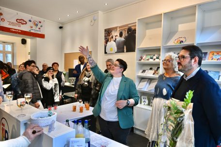 Lara Pierri (JIP) bei ihrer Eröffnungsrede, rechts Danielle De La Gardelle, Präsidentin der Asbl. CRIJE („Centre de rencontre et d’informations pour jeunes“), sowie der Escher Jugendschöffe Bruno Cavaleiro