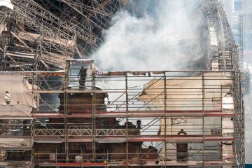 Dänemark / Fassade der alten Börse in Kopenhagen nach Brand eingestürzt