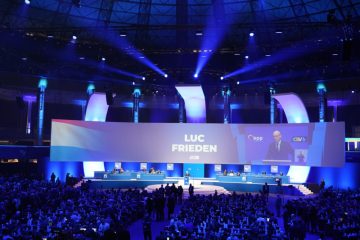 Regierungsflüge / Privatjets und Parteipolitik – Ungereimtheiten bei Antwort auf parlamentarische Frage