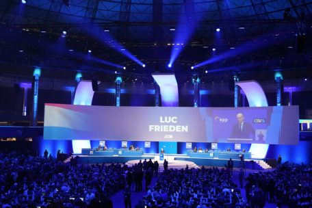 Regierungsflüge / Privatjets und Parteipolitik – Ungereimtheiten bei Antwort auf parlamentarische Frage