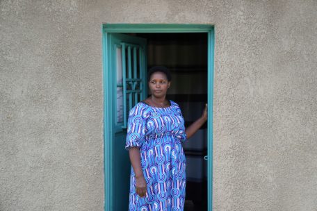 Ruandische Frau in einem sogenannten Versöhnungsdorf. Mehr als die Hälfte dort sind Frauen. Ihre Projekte – zu denen eine Korbflecht-Kooperative gehört – haben so viele von ihnen vereint, dass die Frage, wer Hutu und wer Tutsi ist, beleidigend wirken kann. 