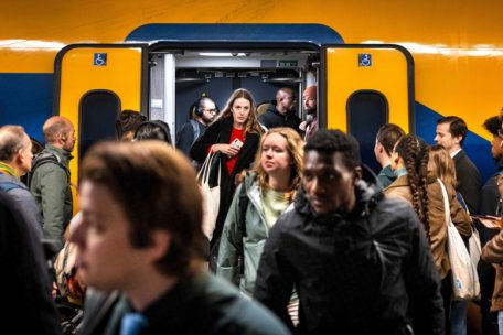 Niederlande / „Hände weg von unseren Kollegen, danke“: Busse und Züge stoppen aus Protest gegen Gewalt