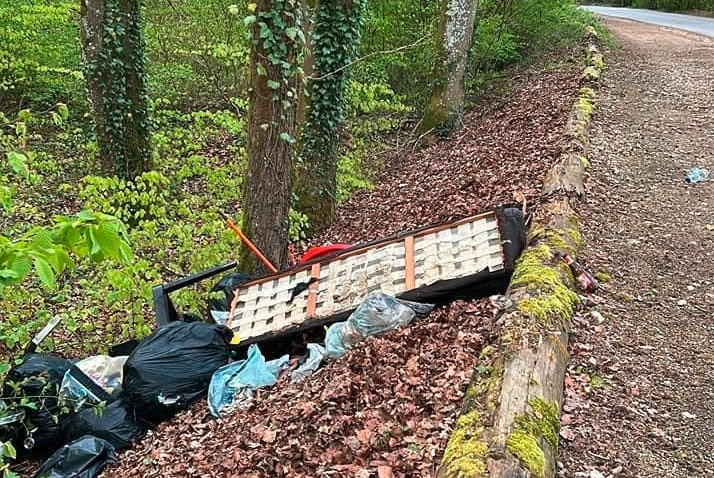 Ellergronn / Unbekannte werfen Müll ins Naturschutzgebiet