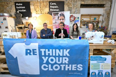 Stellten die Ergebnisse der Studie vor (v.l.n.r.): Ana Luisa Teixeira und Marc Crochet (beide von „Caritas Luxembourg“), Jean-Louis Zeien („Fairtrade Lëtzebuerg“), Manon Breden (Ilres) und Geneviève Krol („Fairtrade Lëtzebuerg“)