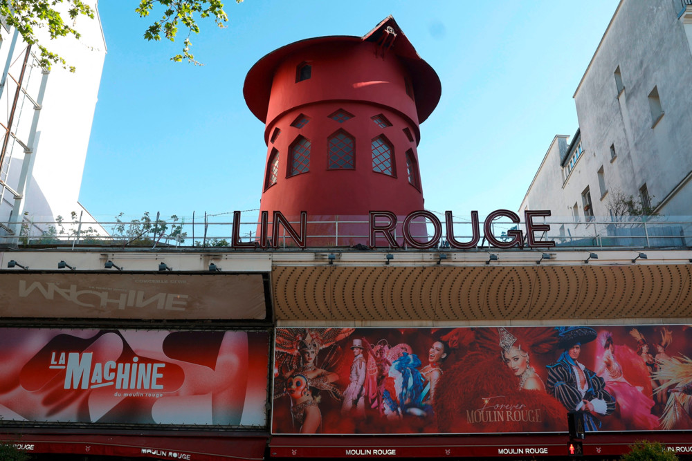 Frankreich / Windmühlenflügel des Moulin Rouge eingestürzt