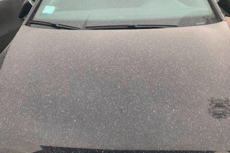 Wohl nicht gefährlich, aber stark verschmutzend und schwer abwaschbar: der Schlackenstaub, der bei Westwind vom Stahlwerk in Richtung Esch weht und dann niedergeht