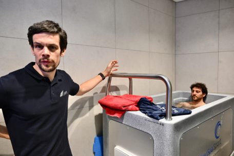Fechter Flavio Giannotte regeneriert im Kältebecken