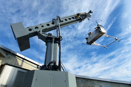 Krananlage auf dem Dach eines Hochauses