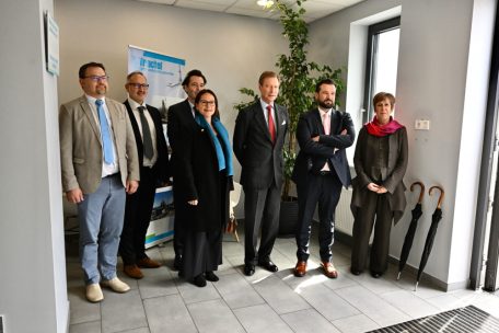Die Besuchsdelegation zusammen mit Firmenvertretern